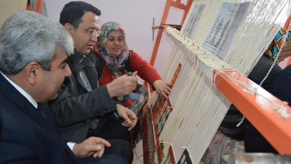 Kaymakamımız Fatih ÖZDEMİR Halk Eğitim Müdürlüğü Halı ve Kilim Dokuma kurslarını ziyaret etti. - 28.01.2015