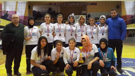 TT Çok Programlı Anadolu Lisemizin Kız Voleybol Takımı Sivas 3. oldu