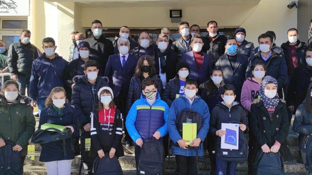 Hemşehrimiz, AK Parti İstanbul Milletvekili Sayın Osman BOYRAZ, Öğrencilere Tablet Hediye Etti