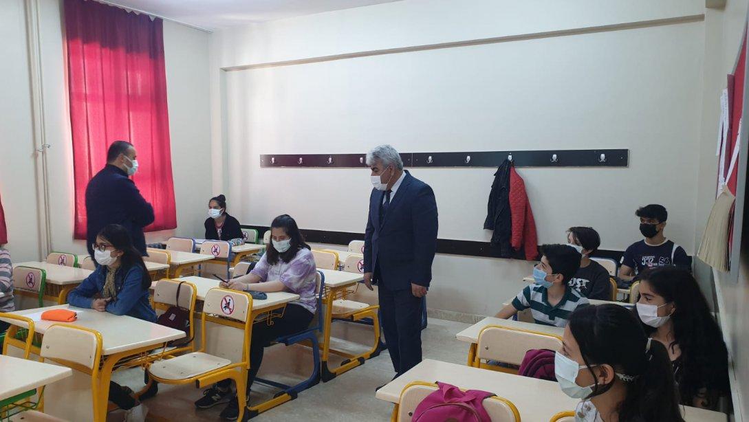 İlçe Milli Eğitim Müdürümüz Muharrem DEMİR, KÖPRÜ Projesi Kapsamında Atatürk Ortaokulunda Yüz Yüze Yapılan 8.Sınıf Destekleme ve Yetiştirme Kurslarını Ziyaret Etti.